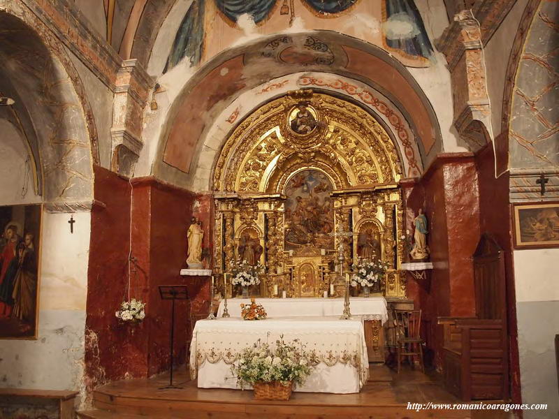 CABECERA DEL TEMPLO. pRESBITERIO AMPLIO Y RETABLO BARROCO OCULTANDO LA CABECERA